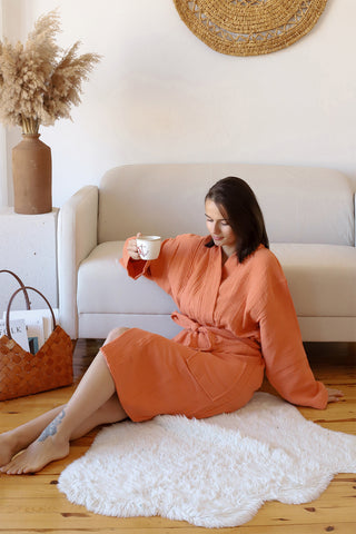 Terracotta muslin bathrobe side view showing handwoven 4-layer gauze weave texture by Vivamaison
