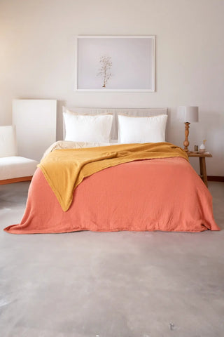 Coral Mustard reversible double-sided 8-layer muslin bedspread bedroom lifestyle. Handwoven Denizli, OEKO-TEX. Vivamaison.