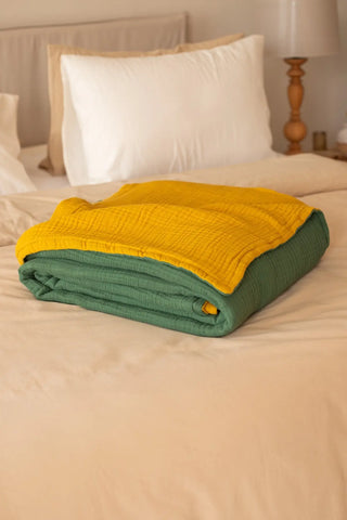 Mustard Sage Green reversible double-sided 8-layer muslin bedspread folded bedroom. Handwoven Denizli, OEKO-TEX. Vivamaison.