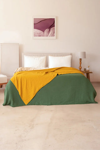 Sage Green Mustard reversible double-sided 8-layer muslin bedspread bedroom lifestyle. Handwoven Denizli, OEKO-TEX. Vivamaiso