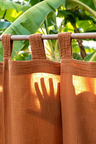 Terracotta tab loops on bamboo, banana leaves. Handwoven 2-layer muslin cotton curtain, Denizli, OEKO-TEX. Vivamaison.