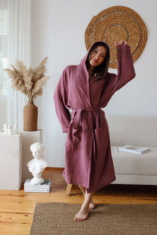 Burgundy 2-layer muslin hooded bathrobe hood up front full. Handwoven Turkish cotton Denizli, OEKO-TEX. Vivamaison.