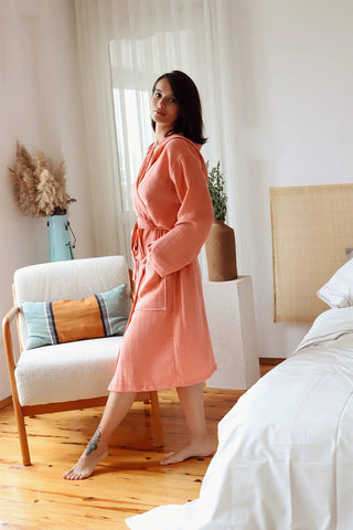 Terracotta 2-layer muslin hooded bathrobe hood up side lifestyle. Handwoven Turkish cotton Denizli, OEKO-TEX. Vivamaison.