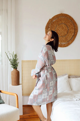 Christmas patterned muslin bathrobe side back bedroom. Handwoven Turkish cotton Denizli, OEKO-TEX. Vivamaison.