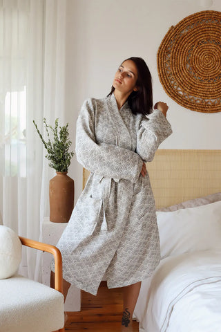 Handwoven 3-layer patterned muslin bathrobe in cotton, front full bedroom. Turkish cotton Denizli, OEKO-TEX. Vivamaison.