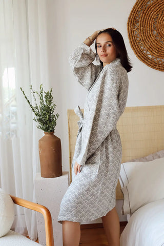 Cotton 3-layer patterned muslin bathrobe side bedroom lifestyle. Handwoven Turkish cotton Denizli, OEKO-TEX. Vivamaison.