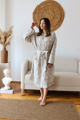 Ethnic anthracite patterned muslin bathrobe front full side. Handwoven Turkish cotton Denizli, OEKO-TEX. Vivamaison.
