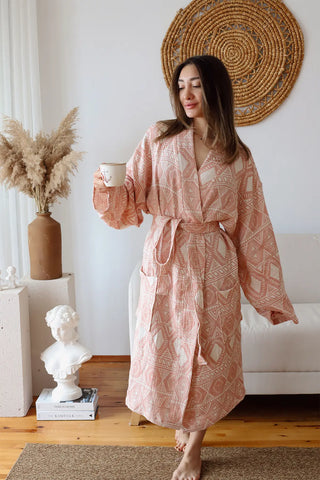 Ethnic pink patterned muslin bathrobe front full with coffee. Handwoven Turkish cotton Denizli, OEKO-TEX. Vivamaison.