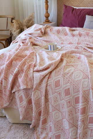 Ethnic Pink handwoven 3-layer patterned muslin Turkish cotton bedspread detail. Woven patterns, Denizli, OEKO-TEX. Vivamaison