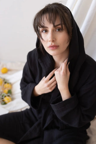 Black handwoven 4-layer muslin hooded Turkish cotton bathrobe hood portrait. Denizli, OEKO-TEX. Vivamaison.