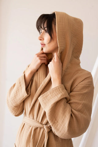Caramel handwoven 4-layer muslin hooded Turkish cotton bathrobe hood side. Denizli, OEKO-TEX. Vivamaison.