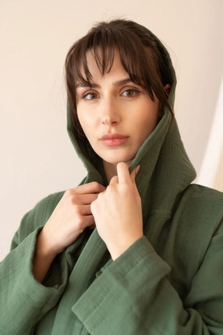 Dark Green handwoven 4-layer muslin hooded Turkish cotton bathrobe hood close up. Denizli, OEKO-TEX. Vivamaison.