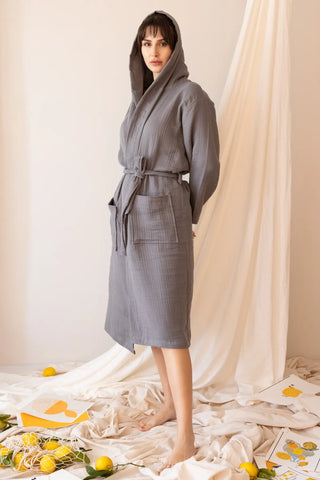 Grey handwoven 4-layer muslin hooded Turkish cotton bathrobe front hooded. Denizli, OEKO-TEX. Vivamaison.
