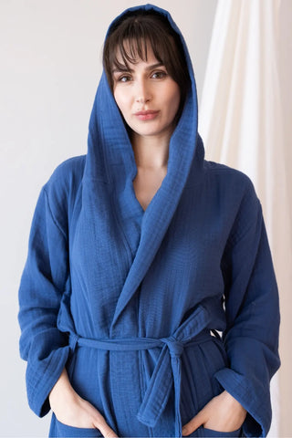 Indigo Blue handwoven 4-layer muslin hooded Turkish cotton bathrobe hood close up. Denizli, OEKO-TEX. Vivamaison.