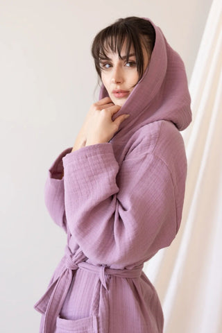 Lilac handwoven 4-layer muslin hooded Turkish cotton bathrobe hood side. Denizli, OEKO-TEX. Vivamaison.