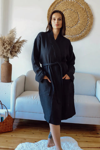 Black 4-layer muslin kimono bathrobe back view. Handwoven Turkish cotton Denizli, OEKO-TEX. Vivamaison.
