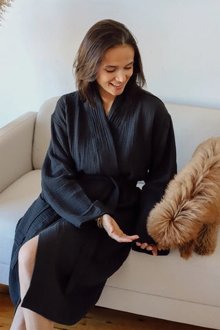 Black 4-layer muslin kimono bathrobe detail closeup. Handwoven Turkish cotton Denizli, OEKO-TEX. Vivamaison.