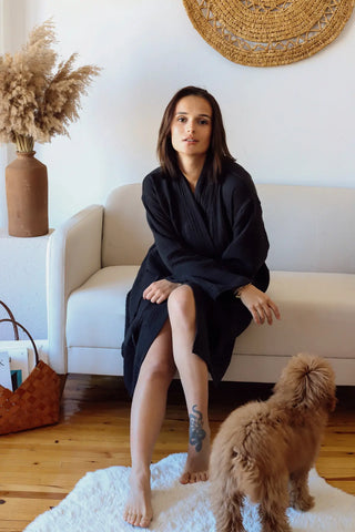 Black 4-layer muslin kimono bathrobe side lifestyle. Handwoven Turkish cotton Denizli, OEKO-TEX. Vivamaison.