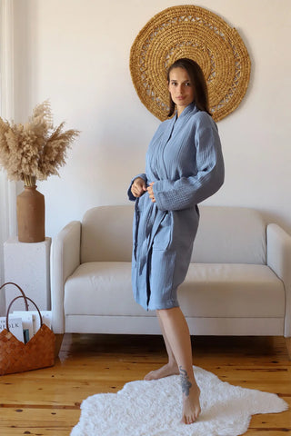 Indigo blue 4-layer muslin kimono bathrobe side lifestyle. Handwoven Turkish cotton Denizli, OEKO-TEX. Vivamaison.