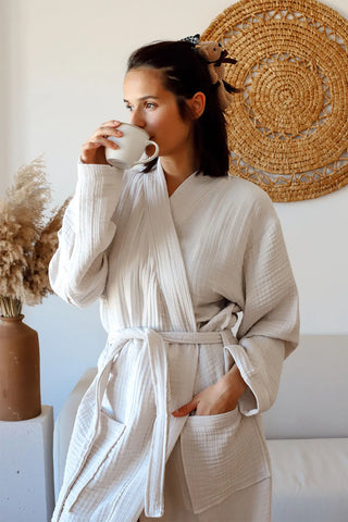 Light beige 4-layer muslin kimono bathrobe side lifestyle. Handwoven Turkish cotton Denizli, OEKO-TEX. Vivamaison.