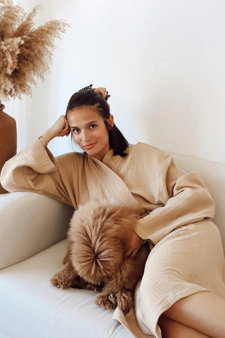 Light brown 4-layer muslin kimono bathrobe back view. Handwoven Turkish cotton Denizli, OEKO-TEX. Vivamaison.