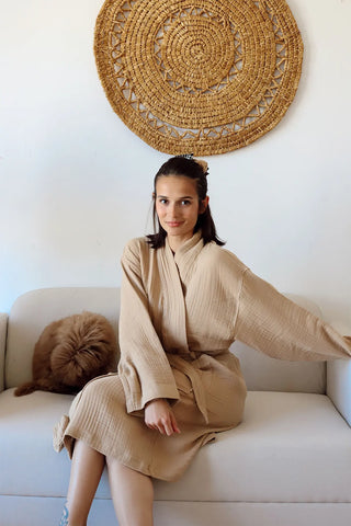 Light brown 4-layer muslin kimono bathrobe detail closeup. Handwoven Turkish cotton Denizli, OEKO-TEX. Vivamaison.