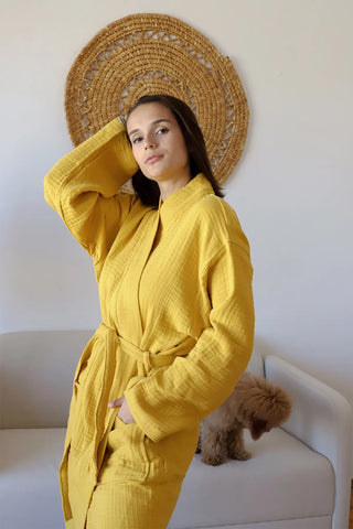 Mustard 4-layer muslin kimono bathrobe detail closeup. Handwoven Turkish cotton Denizli, OEKO-TEX. Vivamaison.