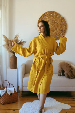 Mustard 4-layer muslin kimono bathrobe side lifestyle. Handwoven Turkish cotton Denizli, OEKO-TEX. Vivamaison.