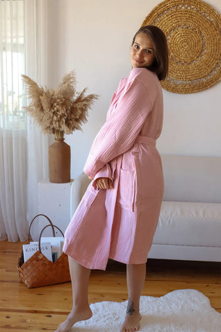 Pink 4-layer muslin kimono bathrobe side lifestyle. Handwoven Turkish cotton Denizli, OEKO-TEX. Vivamaison.