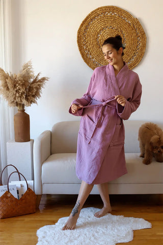 Plum 4-layer muslin kimono bathrobe detail closeup. Handwoven Turkish cotton Denizli, OEKO-TEX. Vivamaison.