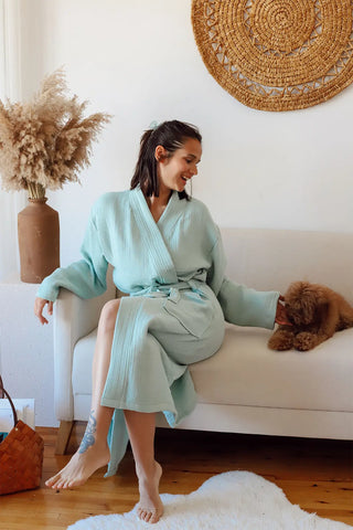 Sage green 4-layer muslin kimono bathrobe side lifestyle. Handwoven Turkish cotton Denizli, OEKO-TEX. Vivamaison.