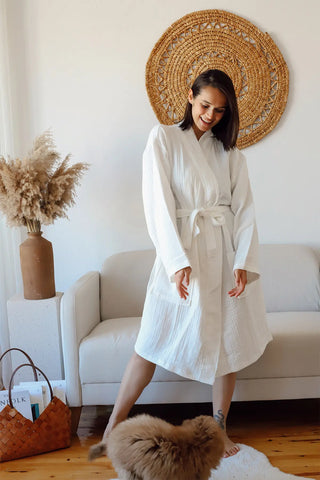White 4-layer muslin kimono bathrobe detail closeup. Handwoven Turkish cotton Denizli, OEKO-TEX. Vivamaison.