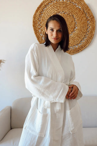 White 4-layer muslin kimono bathrobe front full. Handwoven Turkish cotton Denizli, OEKO-TEX. Vivamaison.
