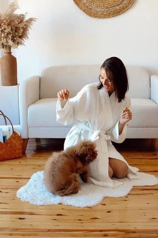 White 4-layer muslin kimono bathrobe side lifestyle. Handwoven Turkish cotton Denizli, OEKO-TEX. Vivamaison.