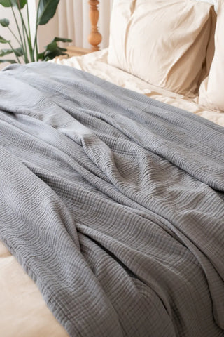 Anthracite handwoven 4-layer muslin Turkish cotton bedspread draped bed. Long-staple Denizli, OEKO-TEX. Vivamaison.