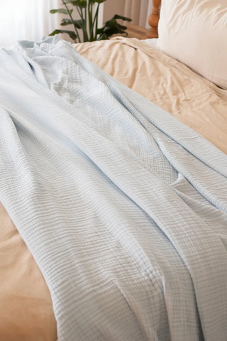 Baby Blue handwoven 4-layer muslin Turkish cotton bedspread detail. Long-staple Denizli, OEKO-TEX. Vivamaison.
