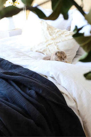 Black handwoven 4-layer muslin Turkish cotton bedspread front full. Long-staple Denizli, OEKO-TEX. Vivamaison.