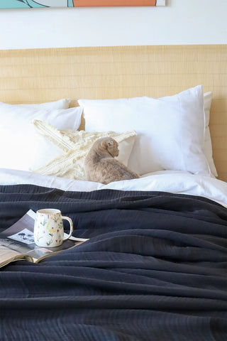 Black handwoven 4-layer muslin Turkish cotton bedspread lifestyle. Long-staple Denizli, OEKO-TEX. Vivamaison.