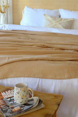 Brown handwoven 4-layer muslin Turkish cotton bedspread lifestyle. Long-staple Denizli, OEKO-TEX. Vivamaison.