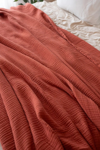 Burgundy handwoven 4-layer muslin Turkish cotton bedspread detail. Long-staple Denizli, OEKO-TEX. Vivamaison.