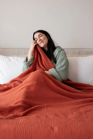 Burgundy handwoven 4-layer muslin Turkish cotton bedspread folded flat lay. Long-staple Denizli, OEKO-TEX. Vivamaison.