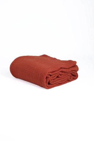 Burgundy handwoven 4-layer muslin Turkish cotton bedspread front full. Long-staple Denizli, OEKO-TEX. Vivamaison.