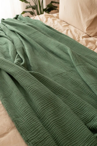 Dark Green handwoven 4-layer muslin Turkish cotton bedspread detail. Long-staple Denizli, OEKO-TEX. Vivamaison.