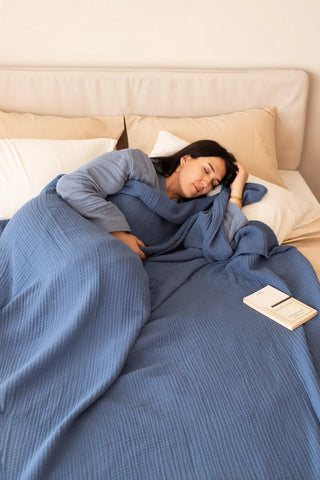 Indigo Blue handwoven 4-layer muslin Turkish cotton bedspread folded flat lay. Long-staple Denizli, OEKO-TEX. Vivamaison.