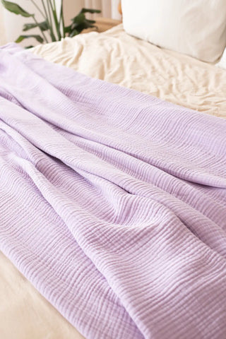 Lilac handwoven 4-layer muslin Turkish cotton bedspread detail. Long-staple Denizli, OEKO-TEX. Vivamaison.