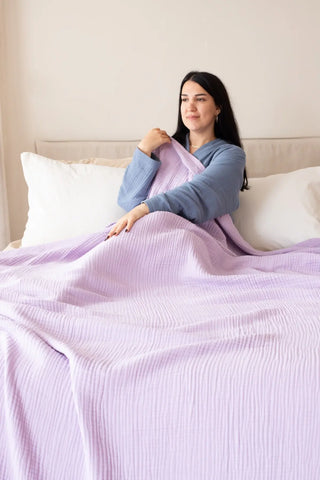 Lilac handwoven 4-layer muslin Turkish cotton bedspread lifestyle. Long-staple Denizli, OEKO-TEX. Vivamaison.
