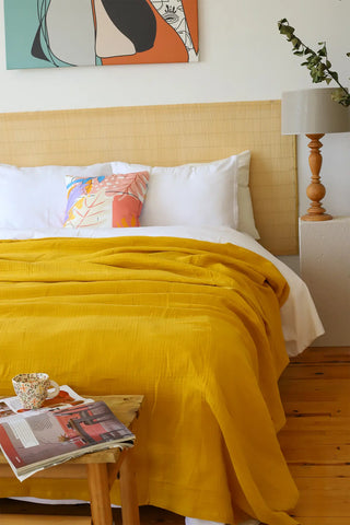 Mustard handwoven 4-layer muslin Turkish cotton bedspread detail. Long-staple Denizli, OEKO-TEX. Vivamaison.