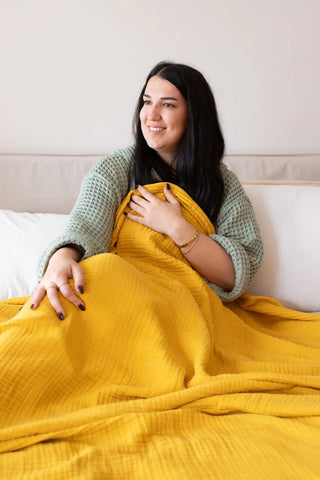 Mustard handwoven 4-layer muslin Turkish cotton bedspread lifestyle. Long-staple Denizli, OEKO-TEX. Vivamaison.