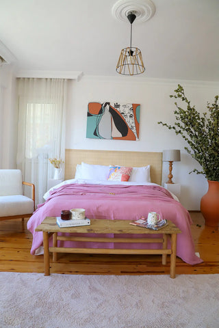 Pink handwoven 4-layer muslin Turkish cotton bedspread detail. Long-staple Denizli, OEKO-TEX. Vivamaison.