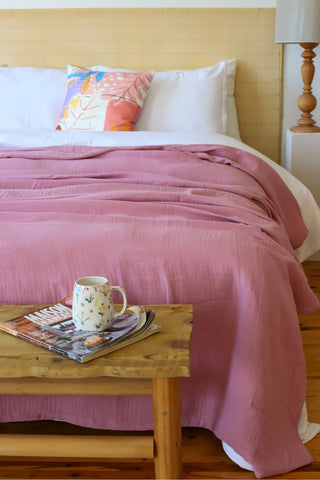 Pink handwoven 4-layer muslin Turkish cotton bedspread draped bed. Long-staple Denizli, OEKO-TEX. Vivamaison.
